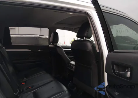 2019 Toyota Highlander Xle z USA, uszkodzony, nr VIN 5TDJZRFH9KS591389